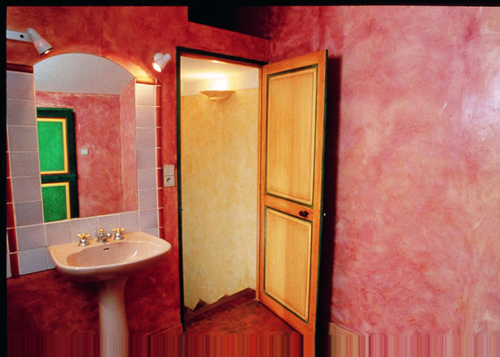 The dusty hues of natural ochres from the sundrenched cliffs of Provence offer today’s homeowners the same patinaed palette sought by artisans, artists, and architects for centuries. Patinas can be dabbed, sponged, or brushed.